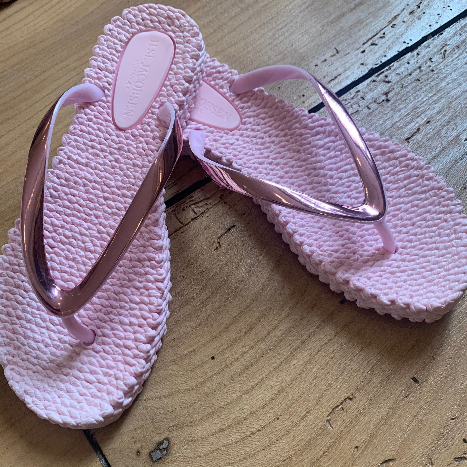 Pale pink flip flops online